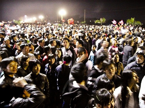 Hàng chục ngàn người đổ về Đền Trần để xin ấn chỉ với mong muốn có nhiều may mắn